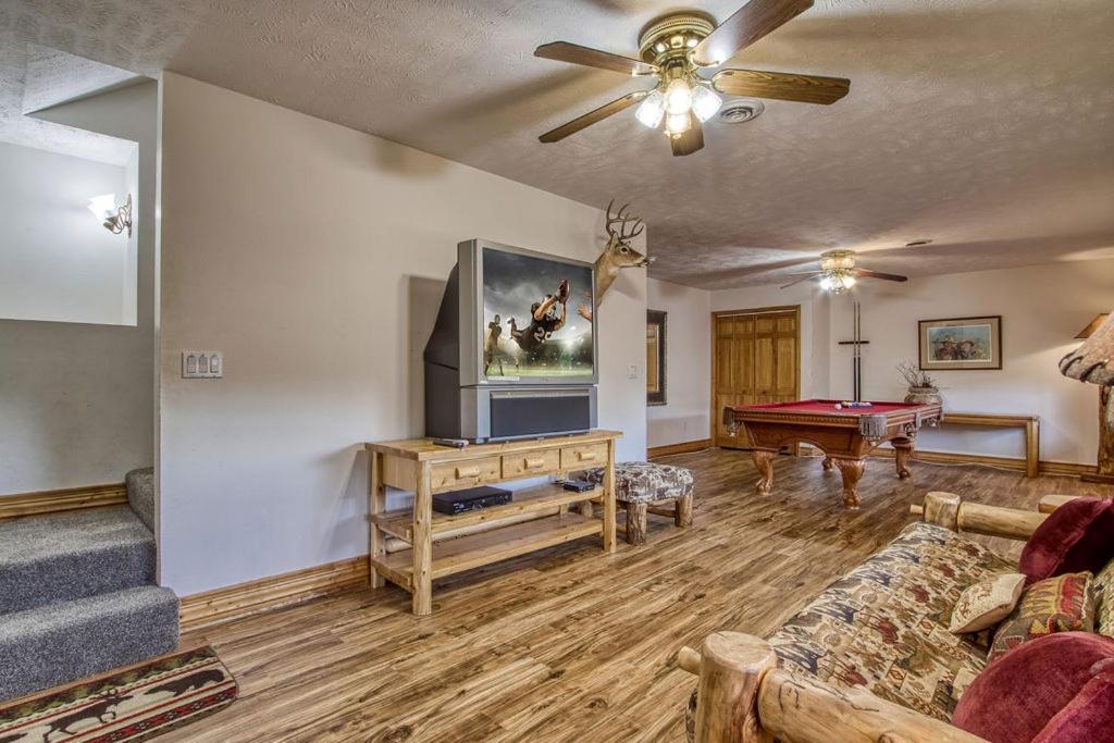 The Nuthouse Ii, Pool Table, Wifi, 1089 Free Tickets Each Paid Day, Dollywood And More Sevierville Bilik gambar